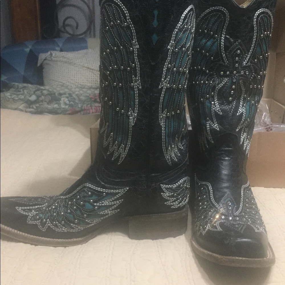 Beautiful black/turquoise cross/angel wing boots.